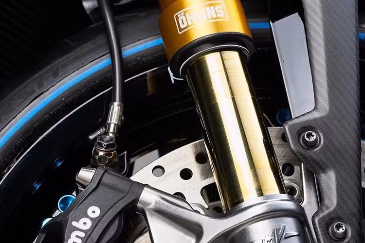 Rush Titanio sử dụng trang bị của Brembo cho cả bánh trước và sau. Cụ thể, phía trước là cặp đĩa phanh kích thước 320 mm đi kèm heo phanh Stylema 4 piston, trong khi phía sau là đĩa đơn 220 mm với heo phanh 2 piston, đảm bảo hiệu quả hãm tốc mạnh mẽ và ổn định.