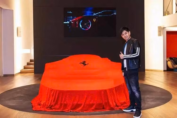 Là một ngôi sao điện ảnh và ca sĩ nổi tiếng, Lâm Chí Dĩnh còn được biết đến với niềm đam mê tốc độ khi sở hữu dàn siêu xe đẳng cấp như McLaren Senna, Mercedes-Benz SLR McLaren, Ferrari LaFerrari... Mới đây, nam tài tử đã chính thức bổ sung một chiếc Ferrari F80 mới vào bộ sưu tập siêu xe của mình.