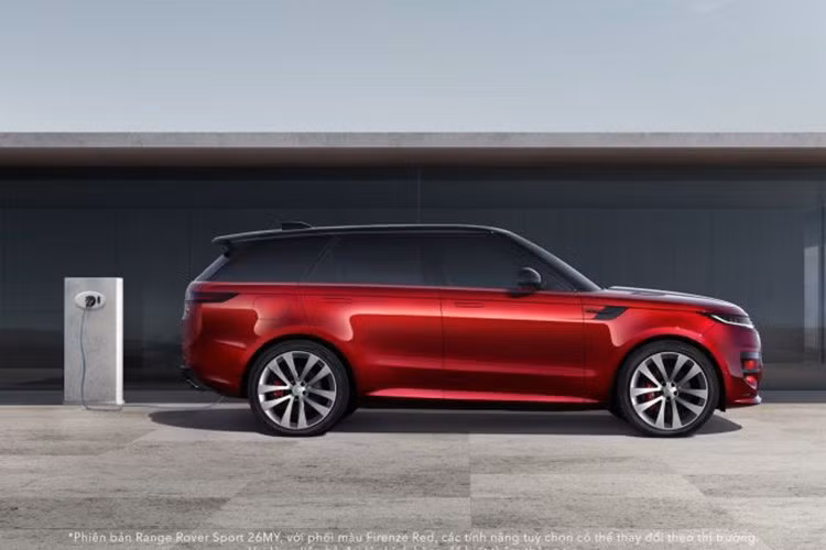 Ở thế hệ mới, mẫu xe SUV hạng sang Range Rover Sport tiếp tục theo đuổi triết lý thiết kế tối giản đặc trưng, song được tinh chỉnh để làm nổi bật tính thể thao. Thân xe mang tỷ lệ cân đối với các đường nét gọn gàng, tạo cảm giác vừa mạnh mẽ vừa thanh thoát.