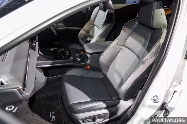 Với chiều dài cơ sở 2.850 mm, bZ4X sở hữu không gian nội thất rộng rãi, nằm giữa phân khúc của BYD Atto 3 và Sealion 7, đáp ứng tốt nhu cầu của một mẫu SUV gia đình hạng C+. Bên trong cabin, bảng táp-lô được thiết kế lại theo phong cách của các dòng xe Lexus với màn hình cảm ứng trung tâm 14 inch tích hợp cụm điều khiển điều hòa vật lý...