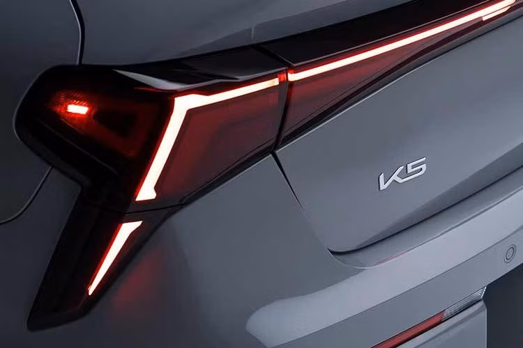 Cụ thể, TMED-II giúp cải thiện khoảng 4% hiệu suất nhiên liệu và khả năng vận hành so với thế hệ trước. Bên cạnh đó, các công nghệ như E-Motion Drive và hệ dẫn động điện E-AWD sẽ góp phần nâng cao độ ổn định, sự êm ái cũng như độ chính xác khi điều khiển xe.