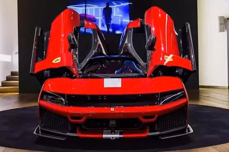 Là hậu duệ của LaFerrari, Ferrari F80 được trang bị động cơ xăng V6, dung tích 3.0L, sản sinh công suất tối đa 888 mã lực và mô-men xoắn cực đại 850 Nm. Động cơ kết hợp với 2 mô-tơ điện nằm trên cầu trước, mỗi mô-tơ cho công suất tối đa 141 mã lực. Tổng cộng, toàn hệ thống cho công suất tối đa 1.184 mã lực và mô-men xoắn cực đại 1.092 Nm. Những con số này giúp F80 trở thành mẫu xe đường phố mạnh nhất từ trước đến nay của Ferrari.