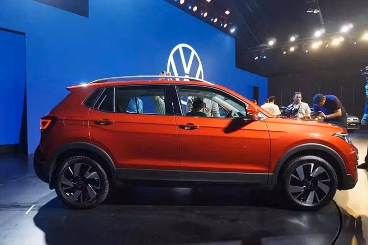 Volkswagen Taigun 2026 sở hữu kiểu dáng tổng thể giữ nguyên như cũ. Hãng Volkswagen chỉ làm mới một số chi tiết ngoại thất của xe. Một trong những điểm nổi bật nhất của mẫu SUV cỡ B này là logo Volkswagen phát sáng ở phía trước, nối liền với dải đèn LED chạy ngang lưới tản nhiệt. Đây là lần đầu tiên trang bị này xuất hiện trên Volkswagen Taigun.