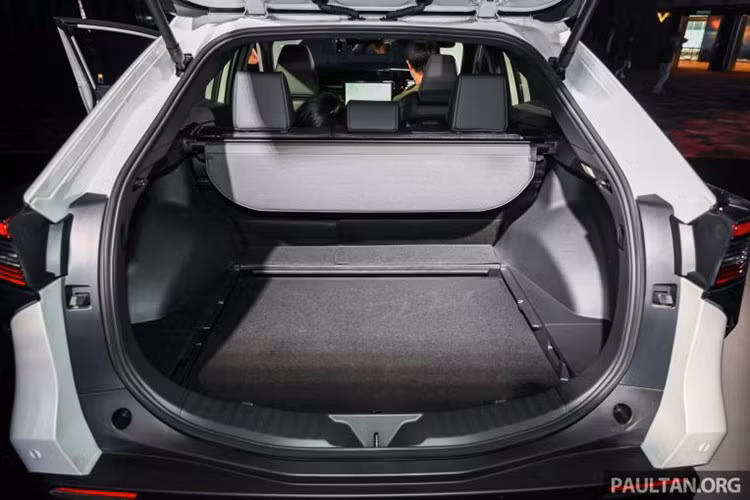 An toàn luôn là thế mạnh của Toyota và bZ4X không phải ngoại lệ khi sở hữu gói công nghệ Toyota Safety Sense đầy đủ nhất. Các tính năng bao gồm phanh khẩn cấp tự động, kiểm soát hành trình thích ứng, hỗ trợ giữ làn đường, giám sát điểm mù và cảnh báo phương tiện cắt ngang phía sau.