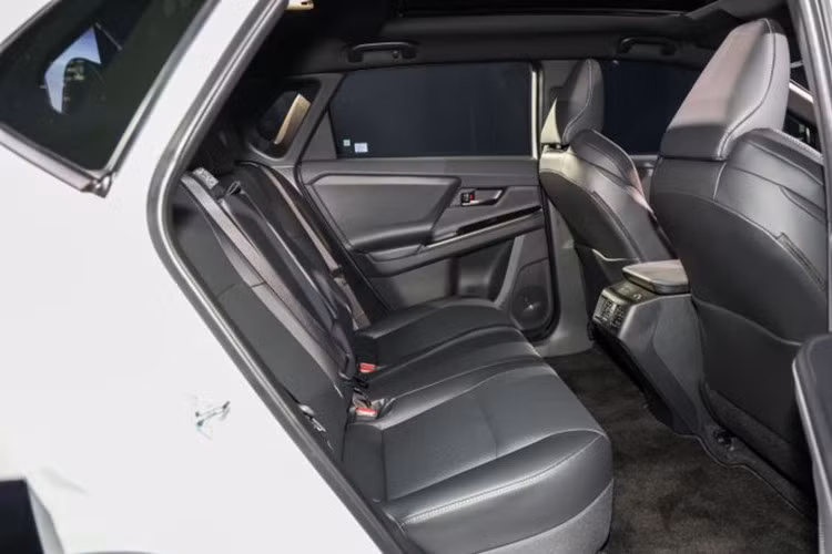 Bảng đồng hồ kỹ thuật số 7 inch được đặt cao phía trên vô-lăng tương tự triết lý i-Cockpit, giúp người lái dễ dàng quan sát thông tin mà không cần rời mắt khỏi mặt đường. Xe được trang bị hàng loạt tiện ích cao cấp như ghế trước thông gió chỉnh điện 8 hướng, cửa sổ trời toàn cảnh, hệ thống lọc không khí Panasonic nanoe X, gương chiếu hậu kỹ thuật số và bộ đôi sạc không dây Qi công suất 15W.