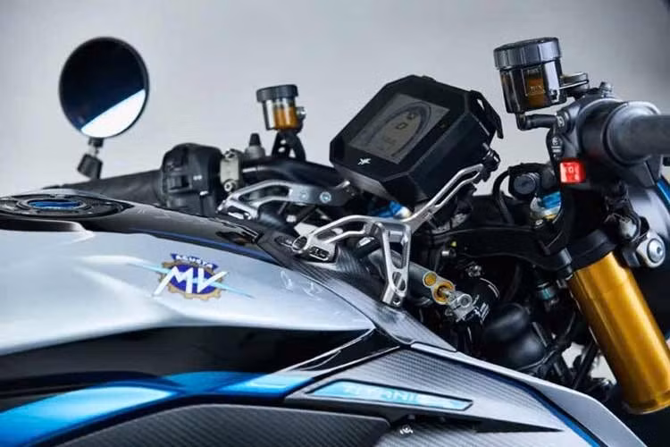 Một trong những trang bị nổi bật của Rush Titanio nằm ở hệ thống treo Öhlins Smart EC 3 bán chủ động thế hệ mới. Đây là một trong những mẫu xe đầu tiên được ứng dụng công nghệ này. Hệ thống tích hợp công nghệ Spool Valve, cho phép bộ chấp hành phản hồi nhanh hơn đáng kể, lên tới bảy lần so với thiết kế van kim truyền thống.