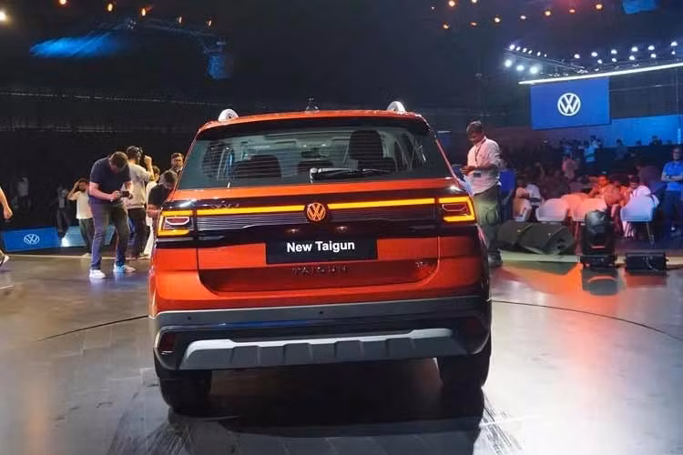 Ở phía sau, Taigun 2026 mới cũng được trang bị cụm đèn hậu LED vắt ngang cửa cốp, tích hợp đèn báo rẽ dạng chạy đuổi. Thiết kế cản sau cũng được tinh chỉnh trong khi bộ mâm hợp kim sơn đen bóng mới giúp tăng thêm vẻ thể thao. Volkswagen cũng giới thiệu các màu sơn mới cho Taigun như xanh lục Avocado Pearl và xám Steel Grey.