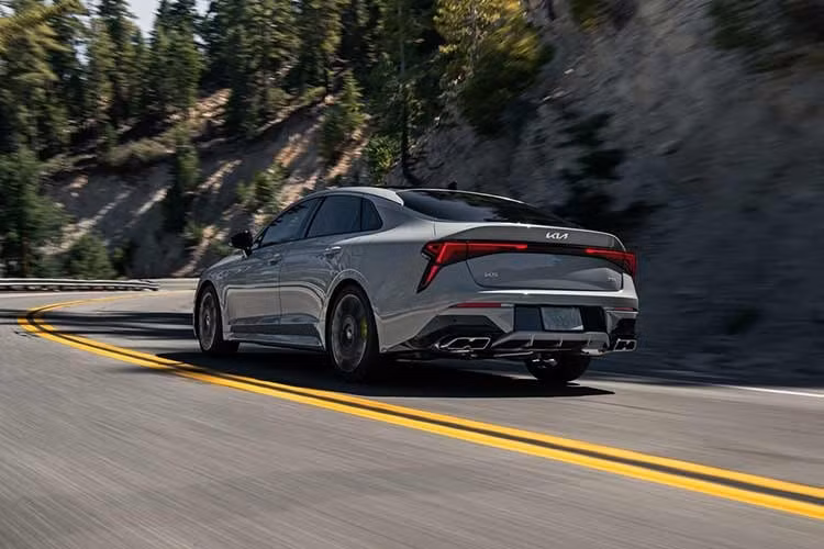 Trong kế hoạch dài hạn, hãng xe Kia đặt mục tiêu tăng gấp đôi số lượng xe hybrid, từ 4 mẫu vào năm 2025 lên 8 mẫu vào năm 2030. K5 Hybrid được xem là một trong những sản phẩm chủ lực trong giai đoạn này.
