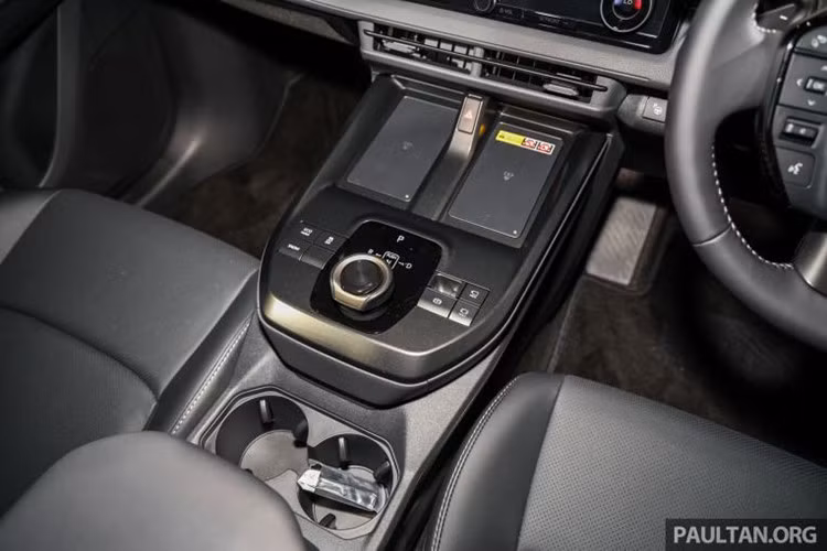 Về thiết kế, Toyota đã khéo léo đồng nhất các chi tiết để bZ4X trông sang trọng và tinh tế hơn. Ngôn ngữ thiết kế "đầu cá mập" vẫn được duy trì nhưng dải đèn LED định vị ban ngày nay có tạo hình chữ C sắc sảo. Các hốc bánh xe bằng nhựa nhám gây tranh cãi trước đây đã được thay thế bằng nhựa đen bóng cao cấp, tạo cảm giác liền lạc với thân xe.