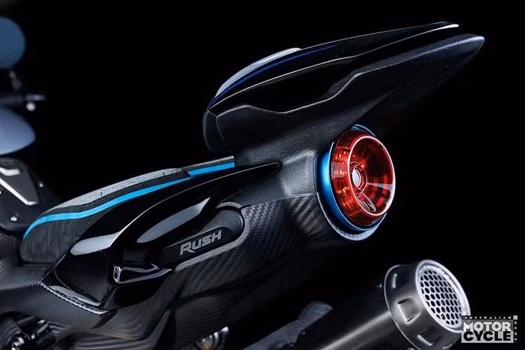 Bên cạnh đó, xe còn được trang bị phần mềm Event-Based Control, có khả năng phân tích hành vi điều khiển của người lái theo thời gian thực và phối hợp với các hệ thống hỗ trợ như ABS, kiểm soát lực kéo và kiểm soát bốc đầu, qua đó nâng cao độ chính xác và an toàn trong vận hành.