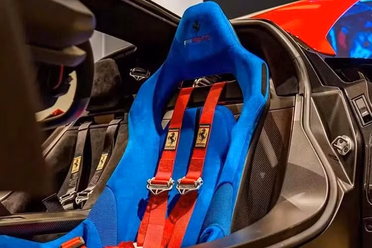 Siêu xe Ferrari F80 sản xuất giới hạn mà Lâm Chí Dĩnh vừa tậu được ứng dụng công nghệ từ đường đua với hệ truyền động hybrid V6, tăng áp điện, cho công suất tối đa lên đến 1.200 mã lực, và hệ dẫn động bốn bánh lấy cảm hứng từ 499P từng ba lần vô địch Le Mans. “DNA thuần chất đường đua đó, kết hợp với sự theo đuổi tốc độ và hiệu năng không khoan nhượng khiến tôi quyết tâm không thể bỏ lỡ chiếc xe này”, ngôi sao Đài Loan nói.