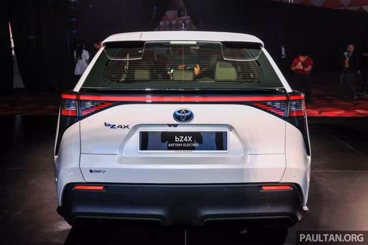 Tại Malaysia, bZ4X được hưởng chế độ bảo hành 5 năm không giới hạn số km và bảo hành pin 8 năm hoặc 160.000 km tùy điều kiện nào đến trước. Đặc biệt, khách hàng có thể chi thêm 5.700 RM (khoảng 37,67 triệu đồng) để mở rộng thời hạn bảo hành pin lên 10 năm.