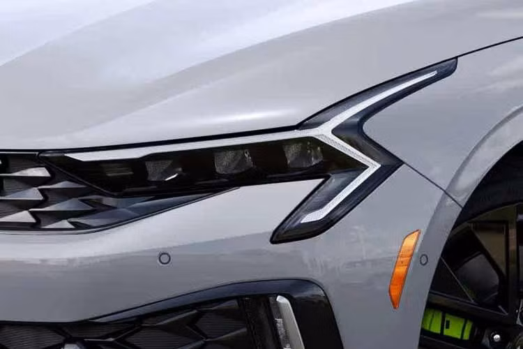 Phiên bản K5 Hybrid sắp tới sẽ được tích hợp hệ truyền động TMED-II – nền tảng hybrid thế hệ mới do Kia phát triển. Hệ thống này được tối ưu nhằm mang lại hiệu suất vận hành tiệm cận xe thuần điện.