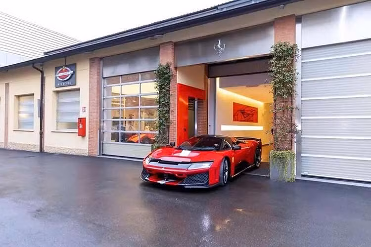 Ferrari F80 sở hữu chiều dài 4.840 mm, chiều cao 1.138 mm và chiều dài cơ sở 2.665 mm. Xe vẫn sở hữu cấu hình nội thất hai chỗ ngồi. Tương tự nhiều mẫu Ferrari khác, F80 được trang bị hệ thống thông tin giải trí được tích hợp vào bảng đồng hồ kỹ thuật số. Trong khi đó, hành khách phía trước có màn hình cảm ứng nhỏ riêng.