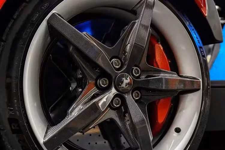 Trong garage của anh, thương hiệu “Ngựa chồm” đặc biệt gần gũi với tay đua này, được thể hiện với hàng loạt siêu xe Ferrari. “Tình yêu của tôi với Ferrari bắt đầu từ khi còn trẻ”, nam tài tử Đài Loan chia sẻ.