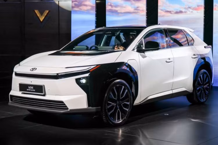 Toyota bZ4X 2026 được nhập khẩu nguyên chiếc từ Nhật Bản với duy nhất một biến thể dẫn động cầu trước, đi kèm mức giá niêm yết 220.000 RM (khoảng 1,45 tỷ đồng). Sự trở lại lần này không chỉ giải quyết bài toán định vị thương hiệu mà còn mang đến những cải tiến đáng kể về mặt kỹ thuật, giúp mẫu xe điện đầu bảng của Toyota trở nên năng động và hiệu quả hơn.