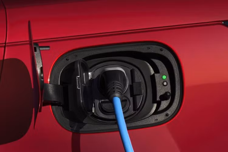 Range Rover Sport mới hỗ trợ sạc nhanh DC, cho phép nạp từ 0–80% pin trong chưa đầy một giờ. Với bộ sạc AC 7 kW tại nhà, thời gian sạc đầy vào khoảng 5 giờ, phù hợp với nhu cầu sử dụng hàng ngày.