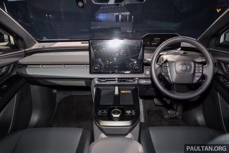 Tuy nhiên, điểm nâng cấp quan trọng là bộ sạc AC nay đã hỗ trợ công suất tối đa 22 kW thay vì mức 6,6 kW khiêm tốn trước đây. Cải tiến này giúp thời gian sạc đầy pin tại nhà hoặc các trạm sạc công cộng xoay chiều được rút ngắn xuống chỉ còn khoảng 2,2 giờ, loại bỏ đáng kể sự bất tiện trong việc chờ đợi.