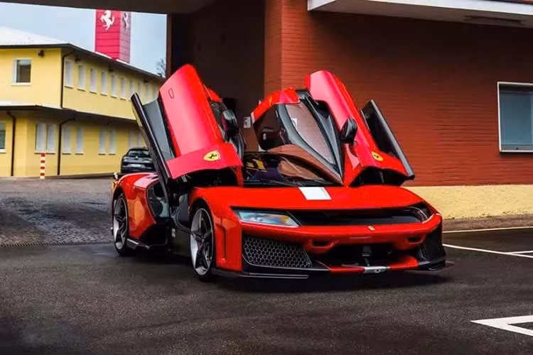 Ferrari F80 là dòng siêu xe được sản xuất giới hạn với số lượng đúng 799 chiếc trên toàn cầu. Xe sở hữu giá tiêu chuẩn lên đến 3,6 triệu Euro (109,8 tỷ đồng) nhưng khi về Đài Loan, con số này có thể tăng lên 200 triệu Đài tệ (khoảng 165,8 tỷ đồng) sau thuế, phí. Tất nhiên, siêu xe này đã cháy hàng ngay sau khi ra mắt.