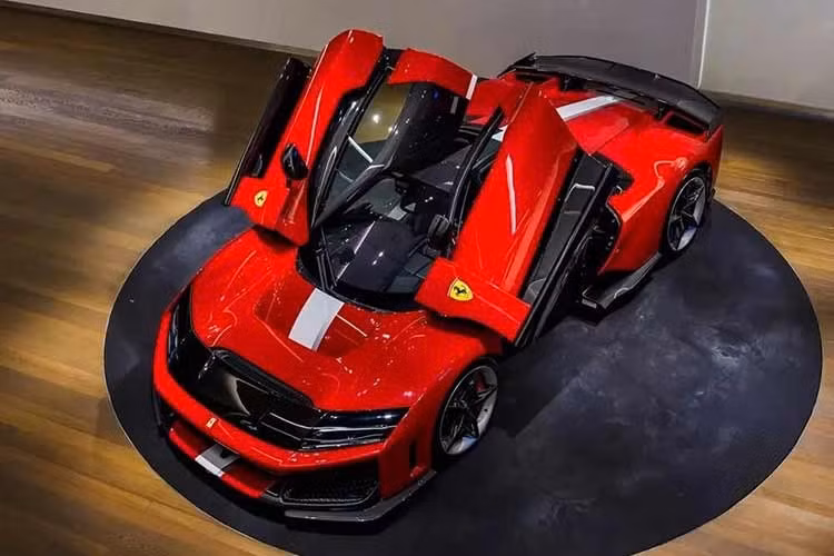 Ferrari cung cấp 2 cấu hình lốp do Michelin đồng phát triển cho F80, gồm Pilot Sport Cup 2 và Pilot Sport Cup 2 R, đều có kích thước 285/30R20 phía trước và 345/30R21 phía sau. Để bổ trợ độ bám cơ học, F80 được trang bị các giải pháp khí động học tiên tiến, tạo ra lực ép tối đa lên tới 1.050 kg xuống mặt đường ở tốc độ 250 km/h.