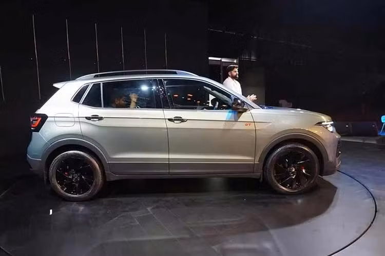 Đáng tiếc là trang bị an toàn của Volkswagen Taigun 2026 vẫn dừng ở mức khá cơ bản với 6 túi khí, hệ thống cân bằng điện tử, phanh tự động sau va chạm, hỗ trợ khởi hành ngang dốc và tính năng làm sạch đĩa phanh. Xe không có camera 360 độ, phanh tay điện tử hay các tính năng an toàn chủ động ADAS.