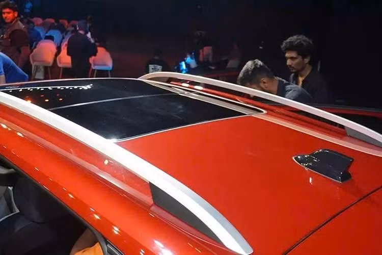 Ngoài ra xe còn có các màu như đỏ Wild Cherry Red, trắng Candy White, đen Deep Black Pearl và bạc Reflex Silver. Chưa hết, Volkswagen còn mở rộng danh mục phiên bản của Taigun mới với các lựa chọn như Comfortline, Highline, Highline Plus, Topline, GT Line, GT Plus Chrome và GT Plus Sport, cho phép khách hàng tìm kiếm cấu hình phù hợp hơn với nhu cầu.