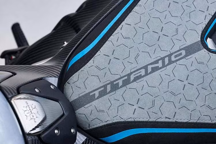 Khối động cơ này đáp ứng tiêu chuẩn khí thải Euro 5+ và được tinh chỉnh với nhiều cải tiến đáng kể như trục cam mới, hiệu chỉnh lại hệ thống vận hành, cải thiện độ nhạy của tay ga, điều chỉnh tỷ số truyền hộp số và giảm tỷ số truyền cuối nhằm nâng cao khả năng tăng tốc cũng như sự linh hoạt.