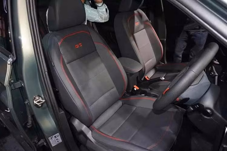 Mẫu SUV này còn có tính năng trợ lý giọng nói với câu lệnh “Hello Volkswagen” sử dụng trí tuệ nhân tạo AI, cùng hệ thống dẫn đường từng chặng và cập nhật thời gian thực. Hệ thống điều hòa tự động Smart Touch Climatronic, gạt mưa gián đoạn phía sau và ghế thông gió cũng giúp nâng cao trải nghiệm tổng thể của người dùng.