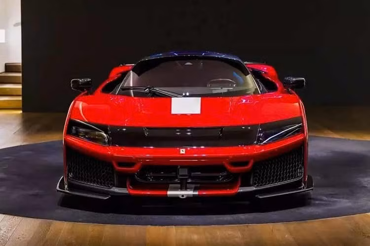 Theo thông tin được biết, Lâm Chí Dĩnh đã cùng vợ và con trực tiếp đến nhà của Ferrari ở Maranello, Ý, để nhận chiếc siêu xe mới của mình. Anh cũng chính là người đầu tiên sở hữu siêu xe Ferrari F80 tại khu vực châu Á.