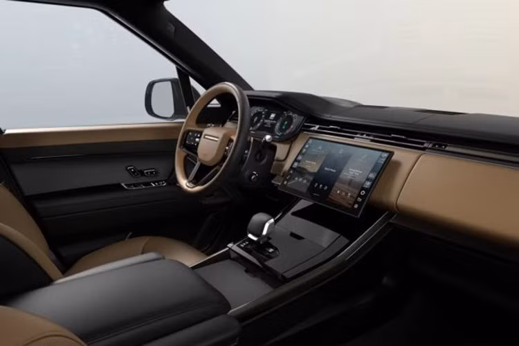 Khoang cabin của Range Rover Sport 2026 được thiết kế theo hướng xoay quanh người lái, với bảng điều khiển trung tâm và táp-lô sử dụng các vật liệu hiện đại, trong đó có Ultrafabrics – chất liệu bền vững thay thế da truyền thống.