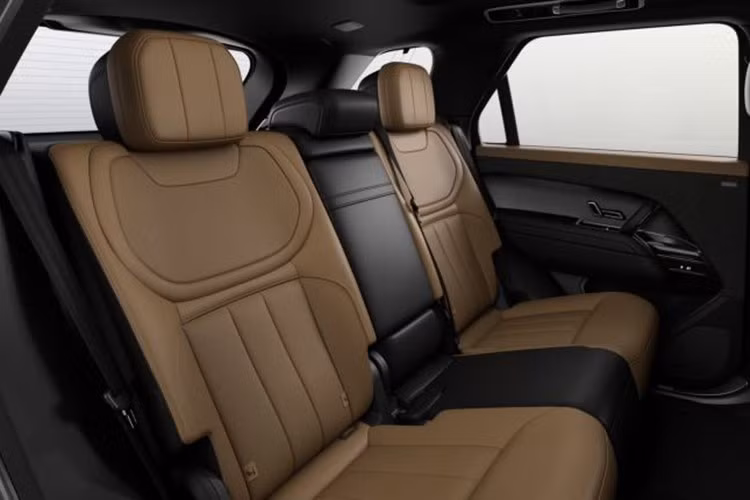 Hệ truyền động này kết hợp động cơ xăng 3.0L 6 xi-lanh với mô-tơ điện và bộ pin dung lượng 38,2 kWh, cho tổng công suất 460 mã lực và mô-men xoắn 660 Nm. Nhờ đó, xe có thể tăng tốc từ 0–100 km/h trong 5,5 giây và đạt tốc độ tối đa 225 km/h.