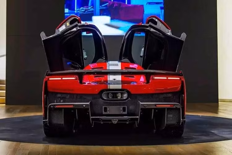 Ferrari F80 có thể tăng tốc từ 0-100 km/h trong thời gian chỉ 2,15 giây, từ 0-200 km/h trong 5,75 giây và đạt vận tốc tối đa 350 km/h. Ngoài ra, xe còn có thể phanh dừng hoàn toàn từ 100 km/h trên quãng đường 28 mét và từ 200 km/h trên quãng đường 28 mét 98 mét nhờ đĩa phanh carbon-gốm có kích thước 408 mm phía trước, 390 mm phía sau được phát triển cùng Brembo.