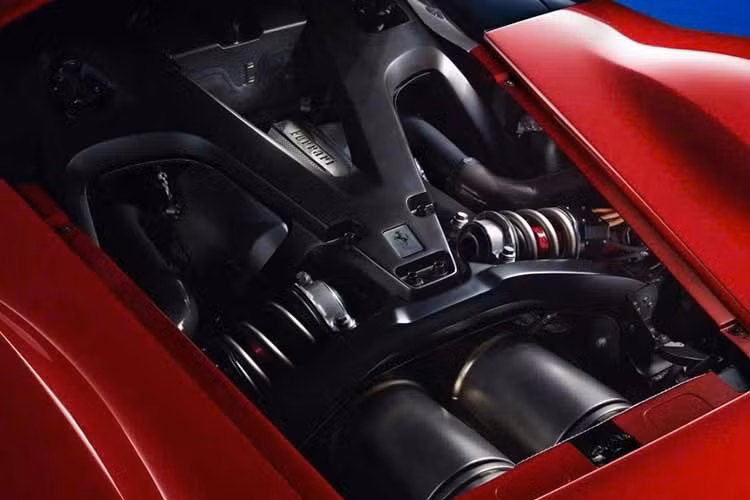 Nội thất của chiếc Ferrari F80 mới về garage nhà Lâm Chí Dĩnh được trang bị ghế lái màu xanh, kết hợp chỉ khâu đen và dây đai an toàn màu đỏ. “Tôi muốn khoang cabin mang cảm giác sống động và trẻ trung”, anh giải thích.