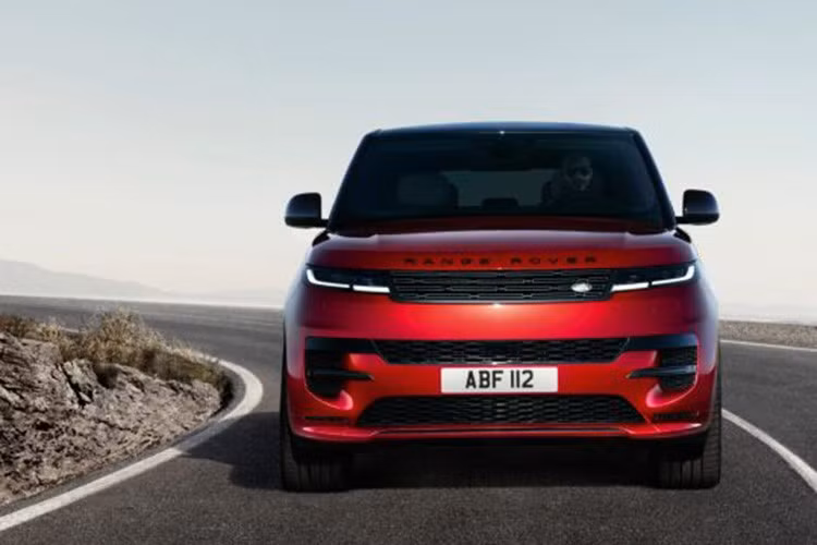 Tại Việt Nam, Range Rover Sport có giá khởi điểm từ 5,959 tỷ đồng cho phiên bản MHEV. Phiên bản plug-in hybrid Dynamic SE 460PS được niêm yết từ 6,989 tỷ đồng, đi kèm các trang bị cao cấp như mâm 22 inch, điều hòa bốn vùng, màn hình HUD và hệ thống lọc không khí nâng cao.