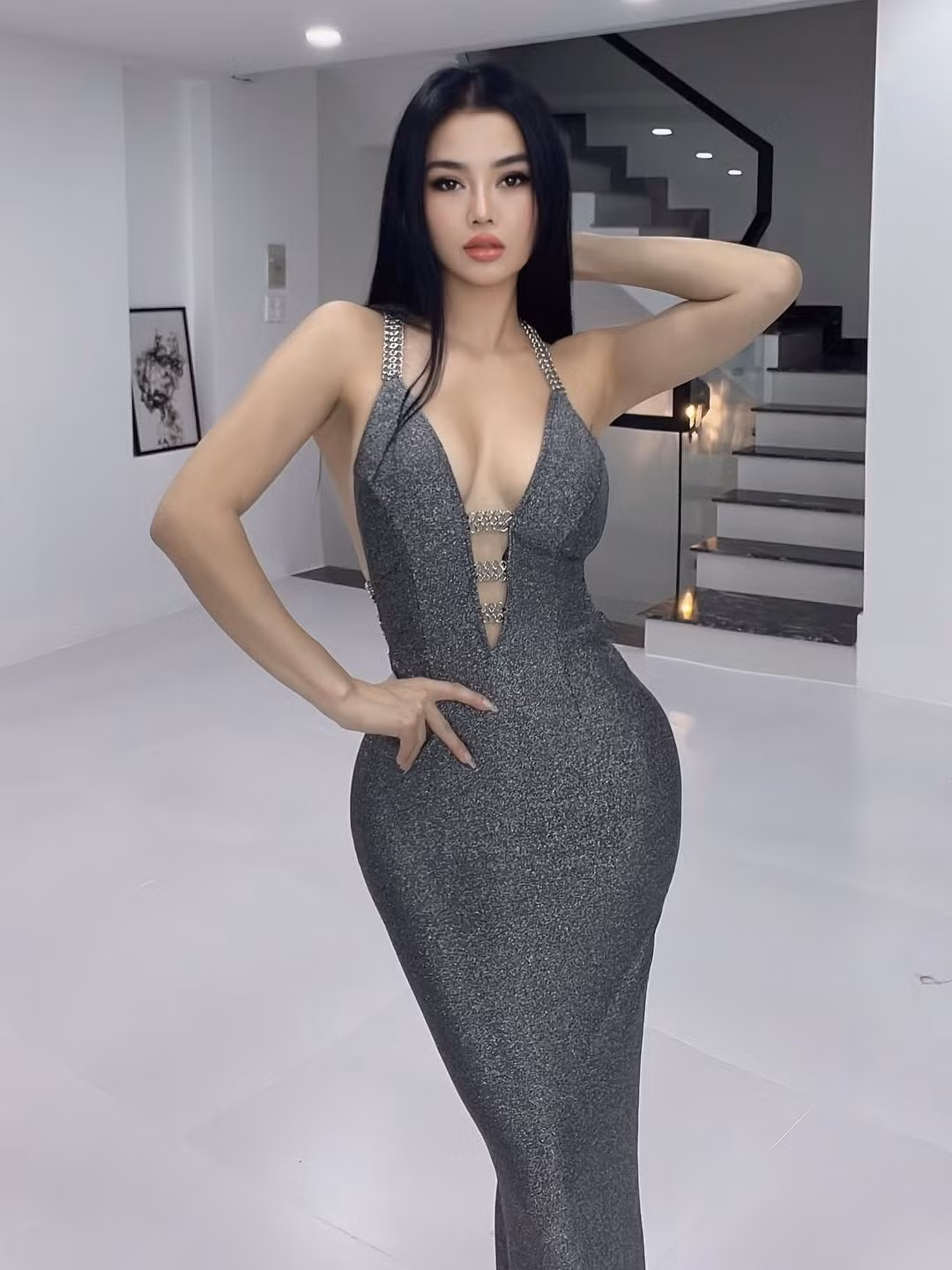 Thân hình của Julia Hồ gây chú ý với vòng eo thon gọn, vòng 3 căng dầy tạo nên tỷ lệ đồng hồ cát ấn tượng...