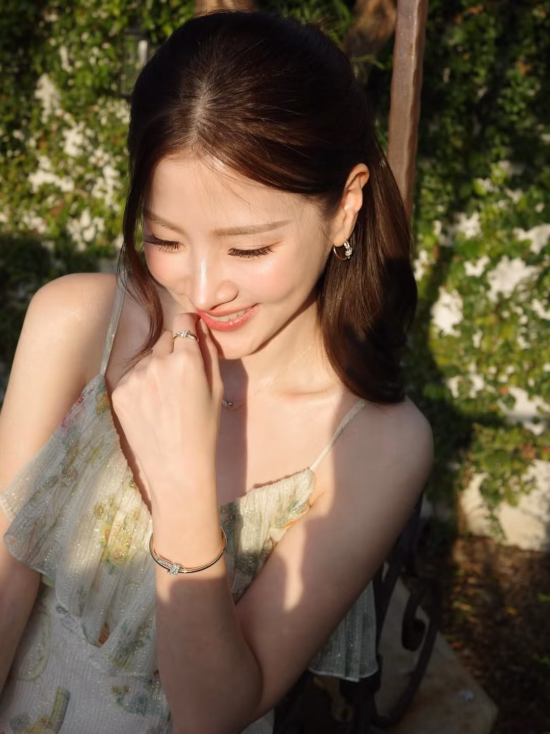 Ánh sáng tự nhiên cũng là yếu tố góp phần làm nổi bật nhan sắc của Baifern. Những tia nắng nhẹ chiếu lên gương mặt giúp làn da cô thêm phần rạng rỡ, tạo hiệu ứng bắt sáng đầy cuốn hút. Dù là góc nghiêng hay chính diện, nữ diễn viên đều khoe được đường nét hài hòa, không góc chết.