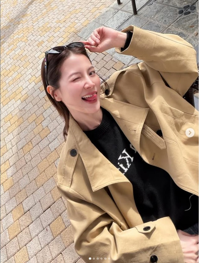 Dù ở phong cách nào, Baifern vẫn giữ được nét dịu dàng đặc trưng – yếu tố giúp cô trở thành một trong những mỹ nhân được yêu thích nhất màn ảnh Thái.