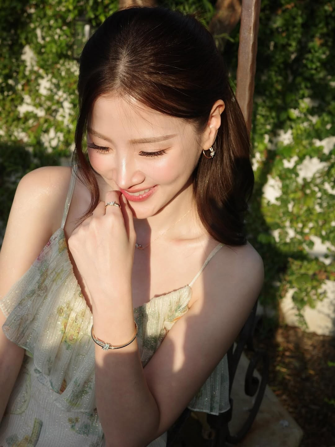 Ánh sáng tự nhiên cũng là yếu tố góp phần làm nổi bật nhan sắc của Baifern. Những tia nắng nhẹ chiếu lên gương mặt giúp làn da cô thêm phần rạng rỡ, tạo hiệu ứng bắt sáng đầy cuốn hút. Dù là góc nghiêng hay chính diện, nữ diễn viên đều khoe được đường nét hài hòa, không góc chết.