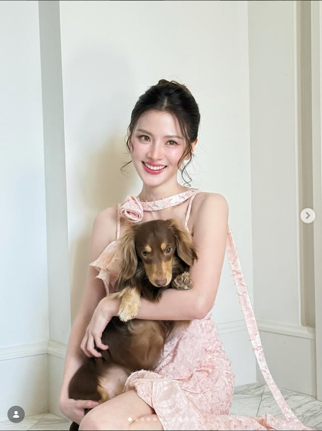 Với vẻ đẹp tự nhiên, thanh khiết cùng thần thái cuốn hút, Baifern Pimchanok tiếp tục xứng đáng với danh xưng “ngọc nữ” điện ảnh Thái Lan.