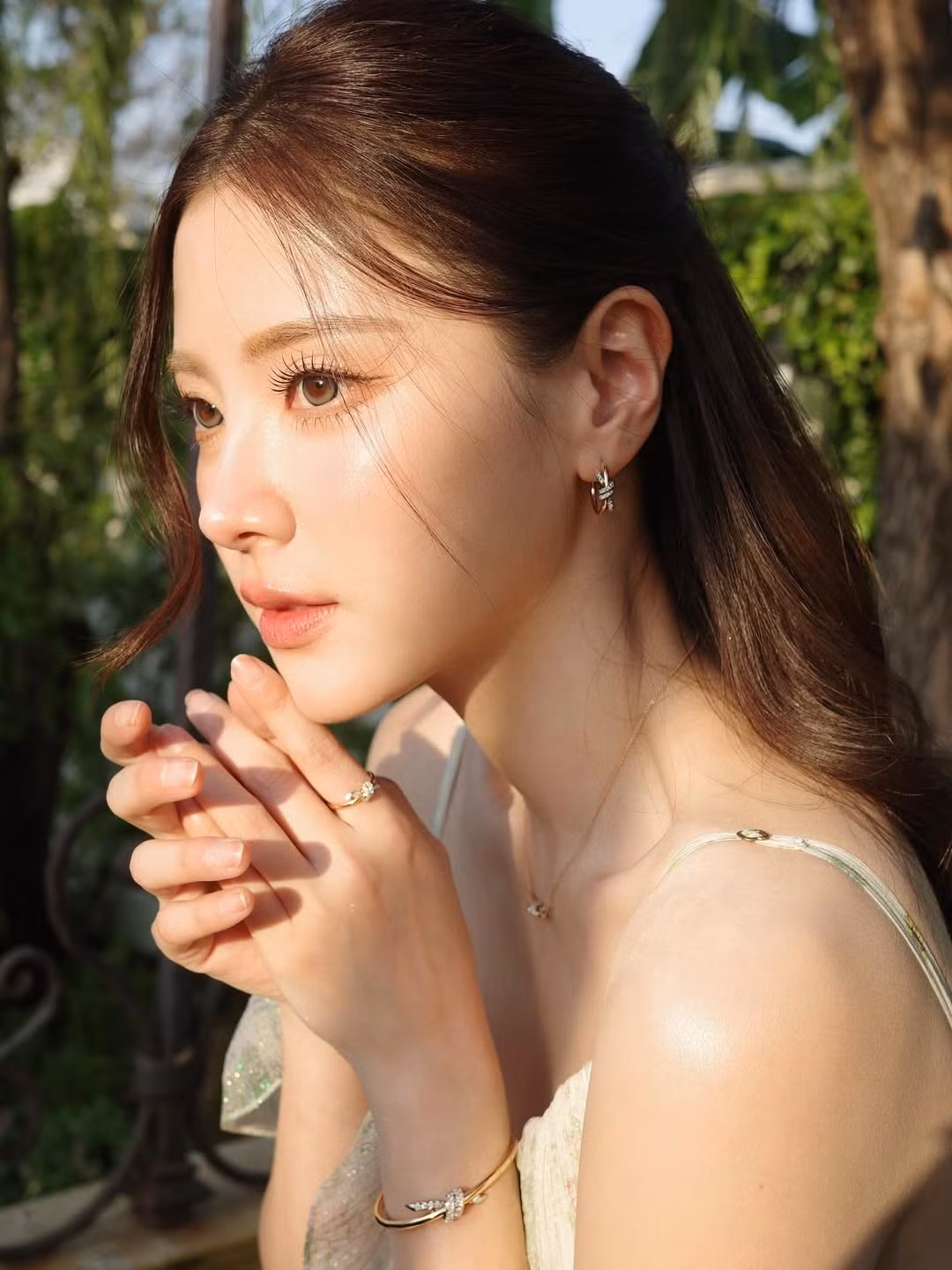 Mới đây, Baifern Pimchanok đã chia sẻ loạt ảnh chân dung cận mặt trên trang cá nhân và nhanh chóng thu hút sự quan tâm lớn từ người hâm mộ khắp châu Á. Không cần tạo hình cầu kỳ hay trang phục lộng lẫy, nữ diễn viên vẫn tỏa sáng nhờ vẻ đẹp tự nhiên và những đường nét gương mặt hài hòa.