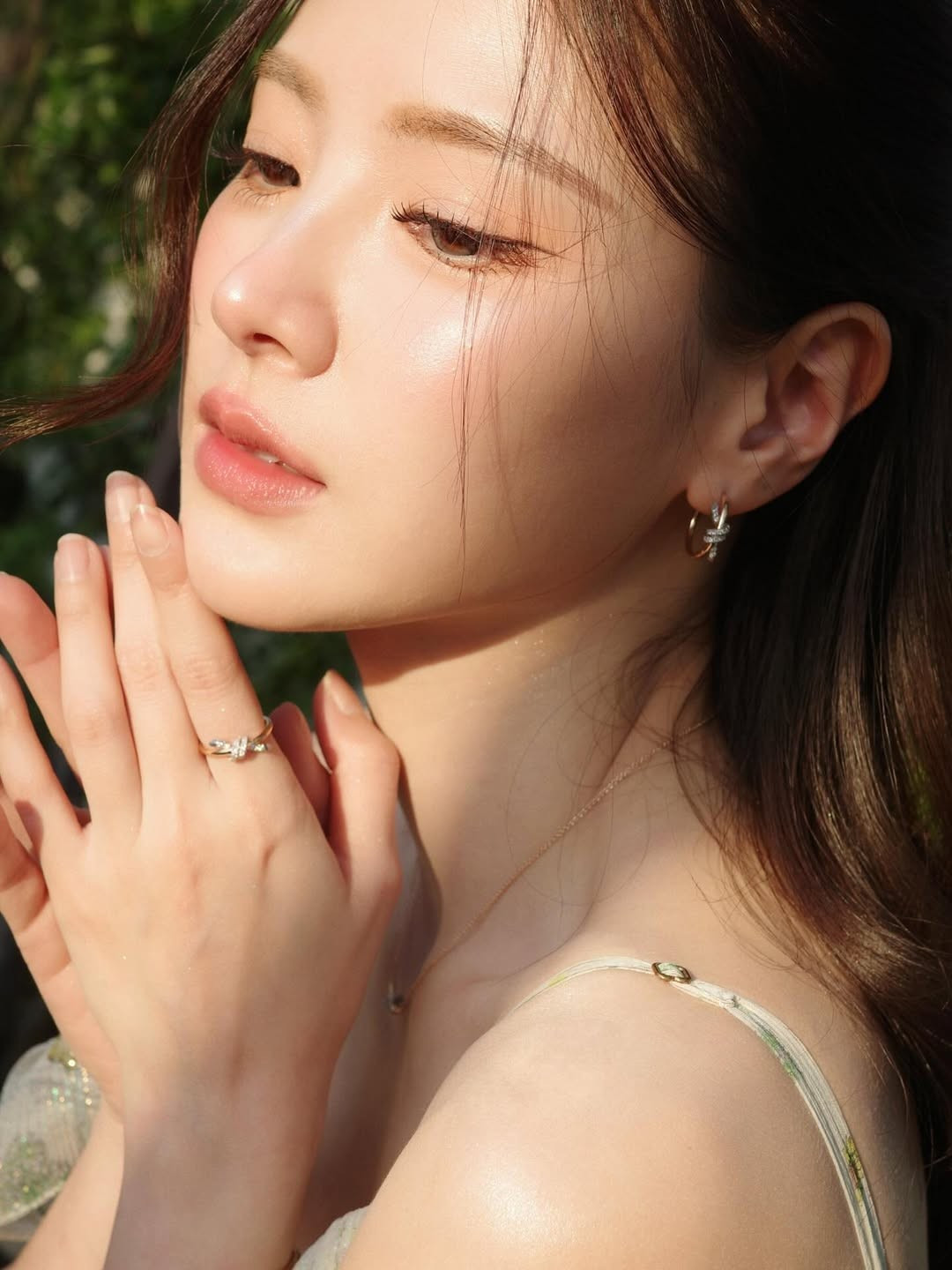 Bên cạnh gương mặt nổi bật, thần thái của Baifern cũng nhận được nhiều lời khen. Khi thì ánh mắt xa xăm đầy suy tư, lúc lại mỉm cười nhẹ nhàng, cô mang đến cảm giác vừa mong manh, vừa quyến rũ rất riêng. Sự tiết chế trong biểu cảm giúp mỗi khung hình đều mang màu sắc điện ảnh, đúng với hình ảnh một diễn viên thực lực.