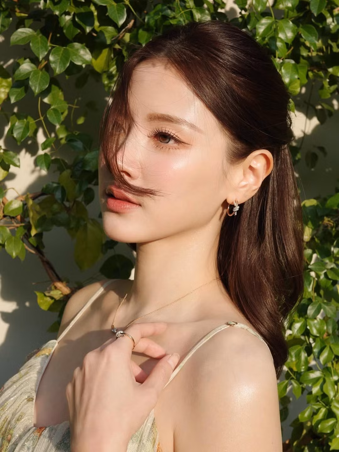 Trang phục trong bộ ảnh cũng được lựa chọn tinh tế với thiết kế mỏng nhẹ, gam màu trung tính, giúp tôn lên làn da sáng và vóc dáng thanh mảnh của Baifern. Phụ kiện đi kèm như khuyên tai, dây chuyền và vòng tay nhỏ xinh tạo điểm nhấn vừa đủ, không làm mất đi sự thanh thoát tổng thể.