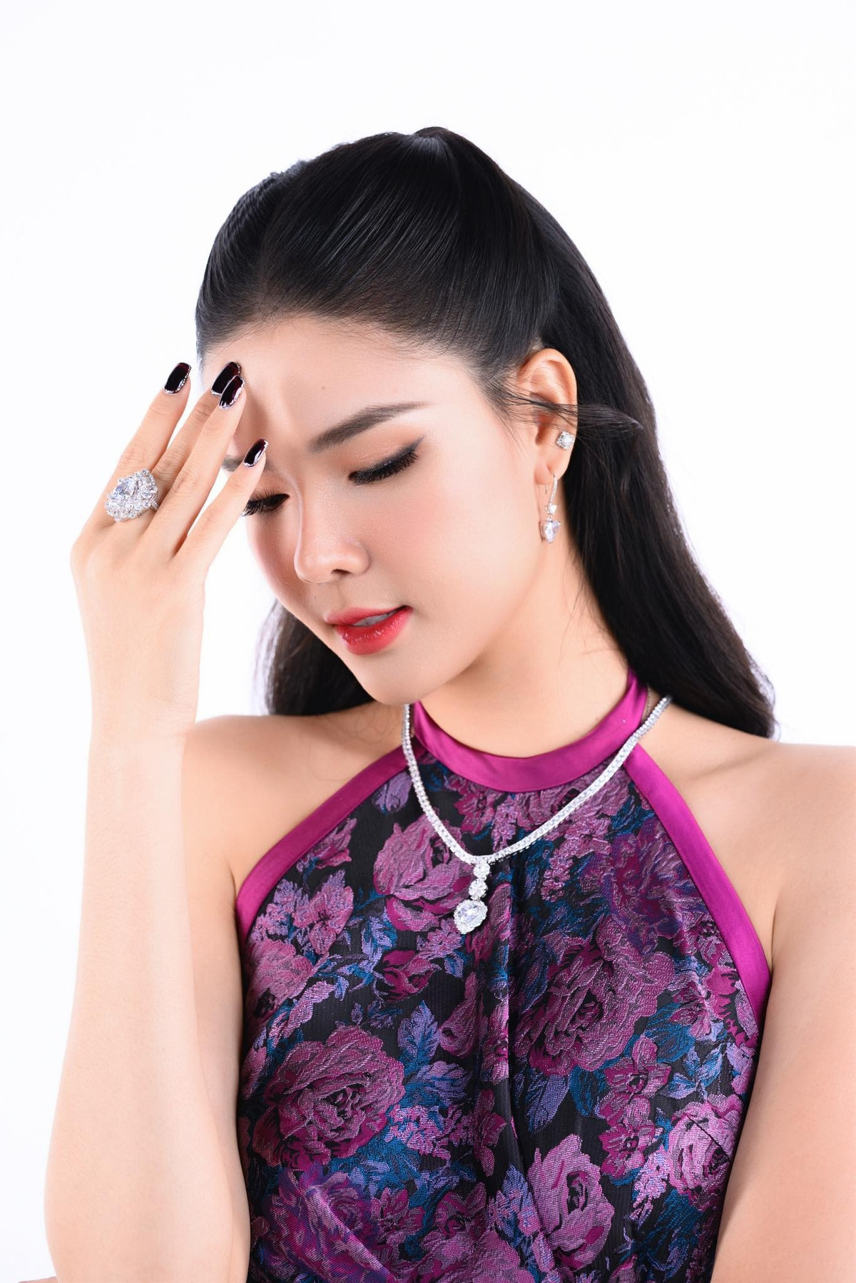 Kể từ sau khi về chung nhà với Mạc Hồng Quân, Kỳ Hân rời xa sàn catwalk để chăm lo cho gia đình. Tuy nhiên, thời gian gần đây nữ siêu mẫu đã dần trở lại với ánh đèn sân khấu và nhận được nhiều lời động viên từ khán giả cũng như bạn bè đồng nghiệp.