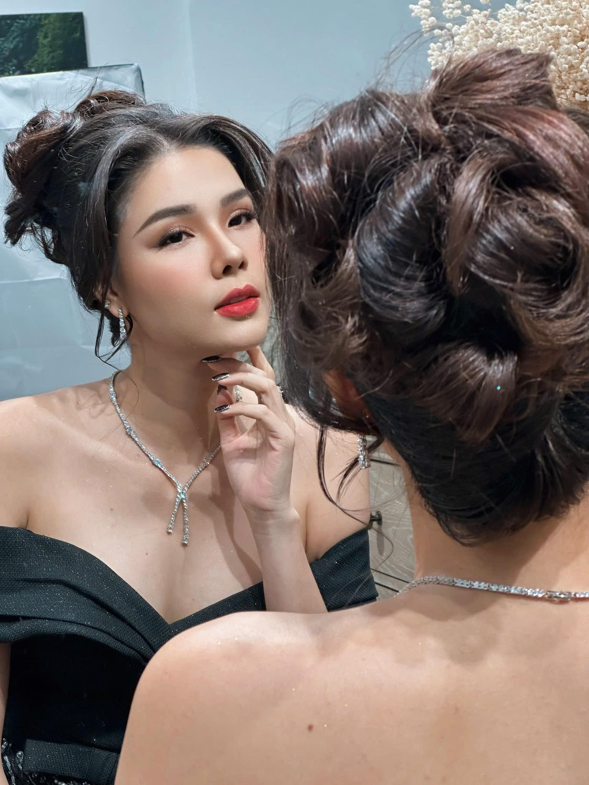 Nhiều người bày tỏ sự ngưỡng mộ khi cô vẫn giữ được sắc vóc đỉnh cao dù đã là mẹ hai con và không còn hoạt động showbiz thường xuyên.