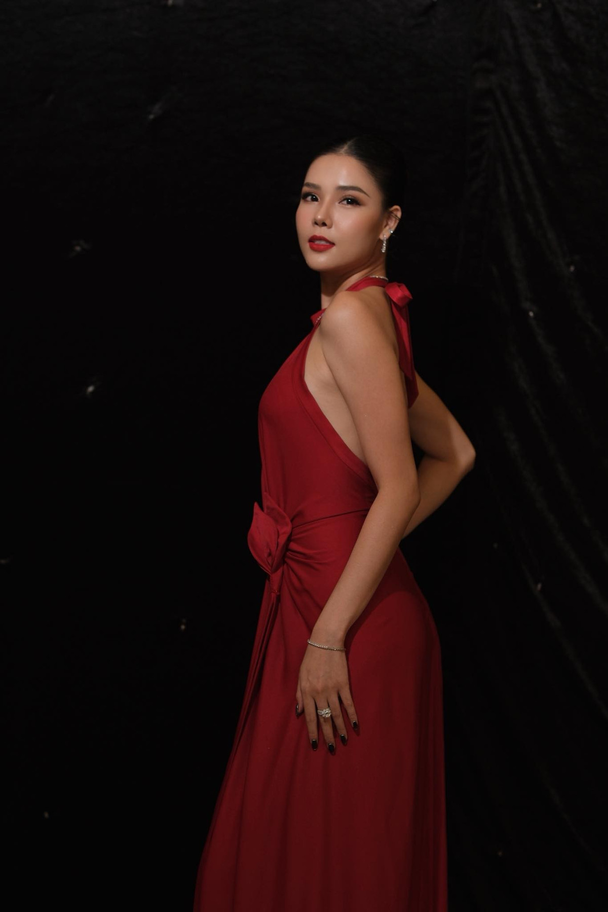 Bên dưới bài đăng, rất nhiều bạn bè và người hâm mộ đã để lại bình luận khen ngợi cho vóc dáng "chuẩn không cần chỉnh" và thần thái rạng rỡ của cựu người mẫu.