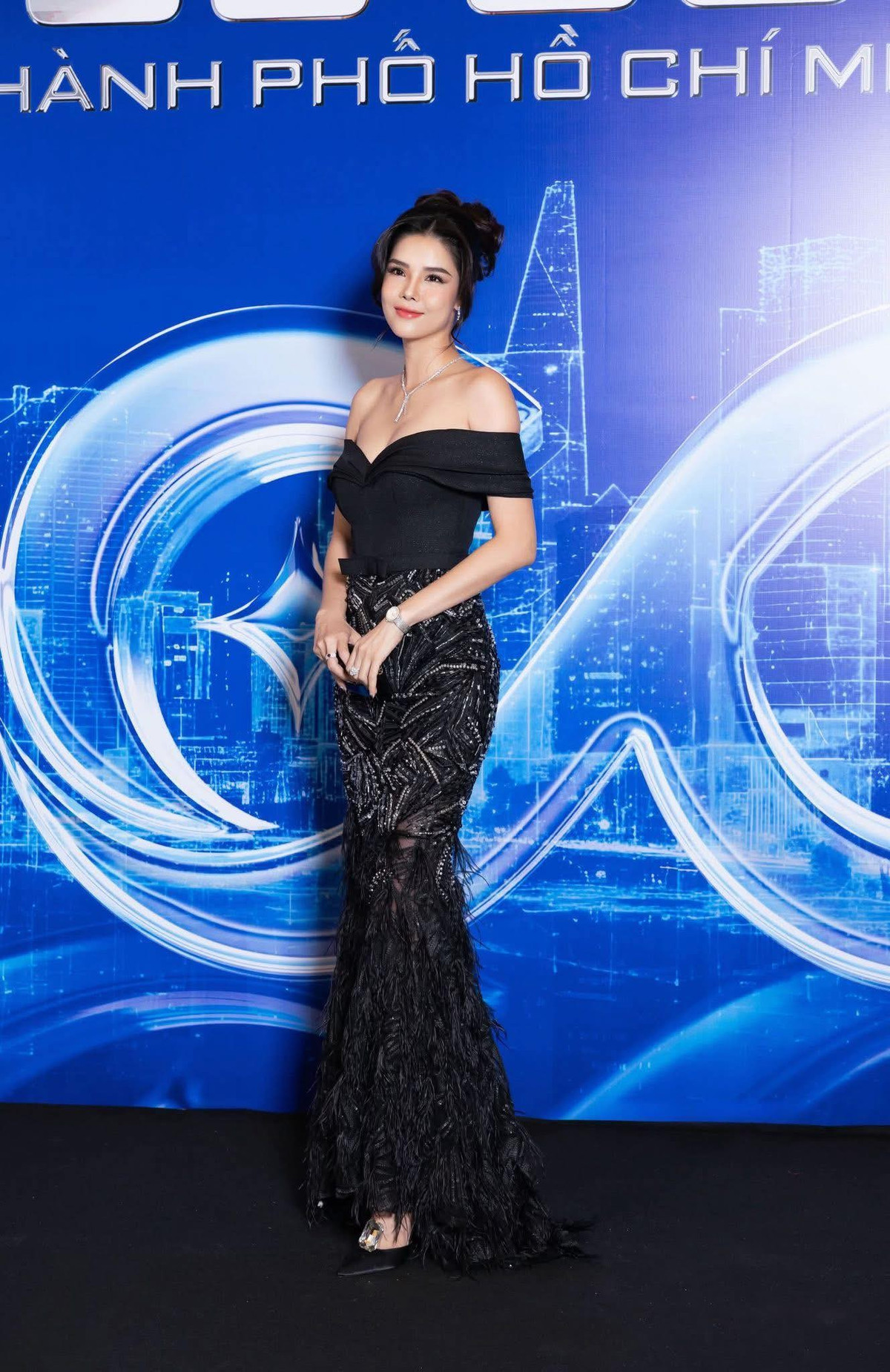 Siêu mẫu Kỳ Hân (tên thật Nguyễn Thị Mộng Điệp) là vợ của cựu tiền đạo ĐT Việt Nam và hiện thuộc CLB chủ quản là Quảng Ninh FC - Mạc Hồng Quân.