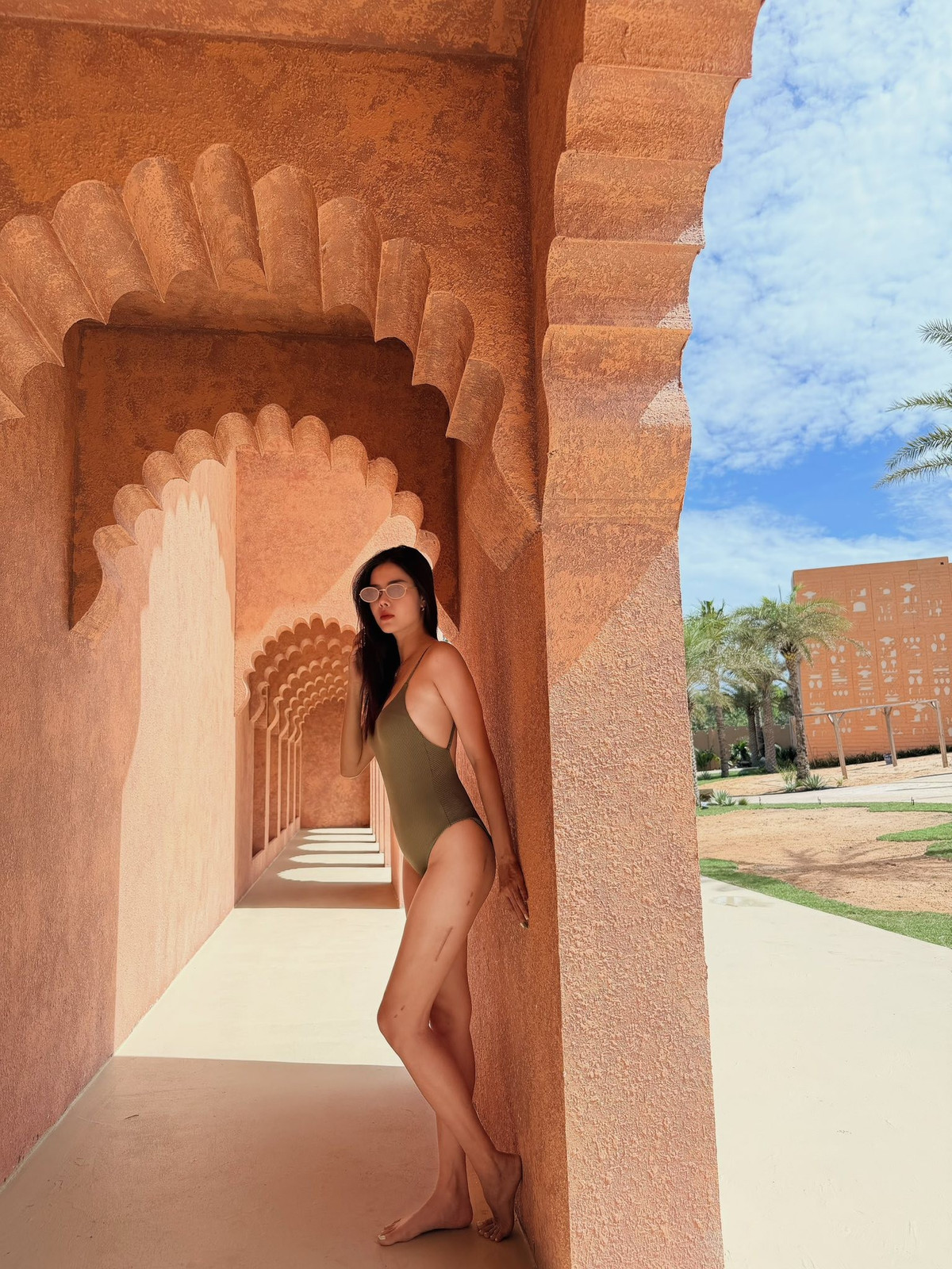 Vốn khá kín tiếng và lui về tập trung chăm sóc gia đình sau khi kết hôn, Kỳ Hân rất hiếm khi chia sẻ những hình ảnh gợi cảm. Chính vì vậy, loạt ảnh mới của cô nhanh chóng nhận được "bão" lời khen từ cộng đồng mạng.