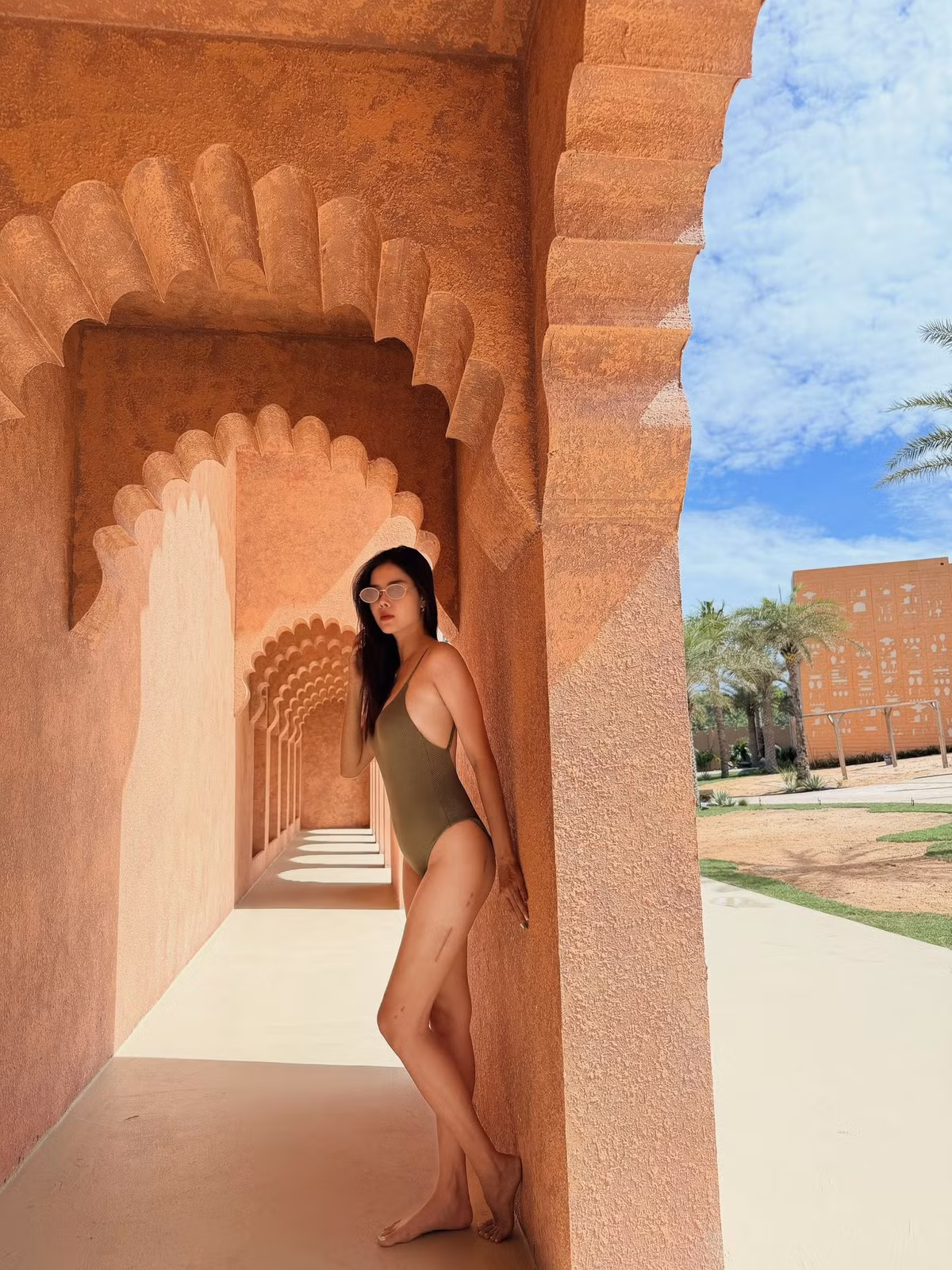 Vốn khá kín tiếng và lui về tập trung chăm sóc gia đình sau khi kết hôn, Kỳ Hân rất hiếm khi chia sẻ những hình ảnh gợi cảm. Chính vì vậy, loạt ảnh mới của cô nhanh chóng nhận được "bão" lời khen từ cộng đồng mạng.