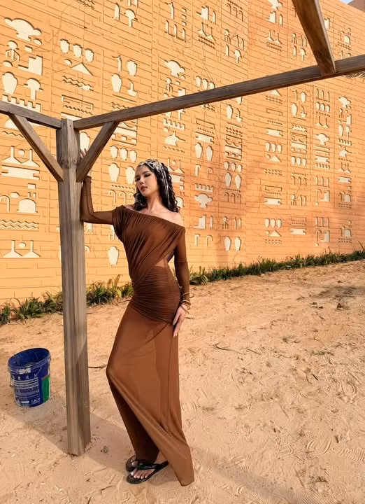 Một chi tiết gây chú ý đặc biệt trong loạt ảnh chính là những vết sẹo khá rõ trên chân của Kỳ Hân, trong đó nổi bật là một vết sẹo dài ở phần đùi.