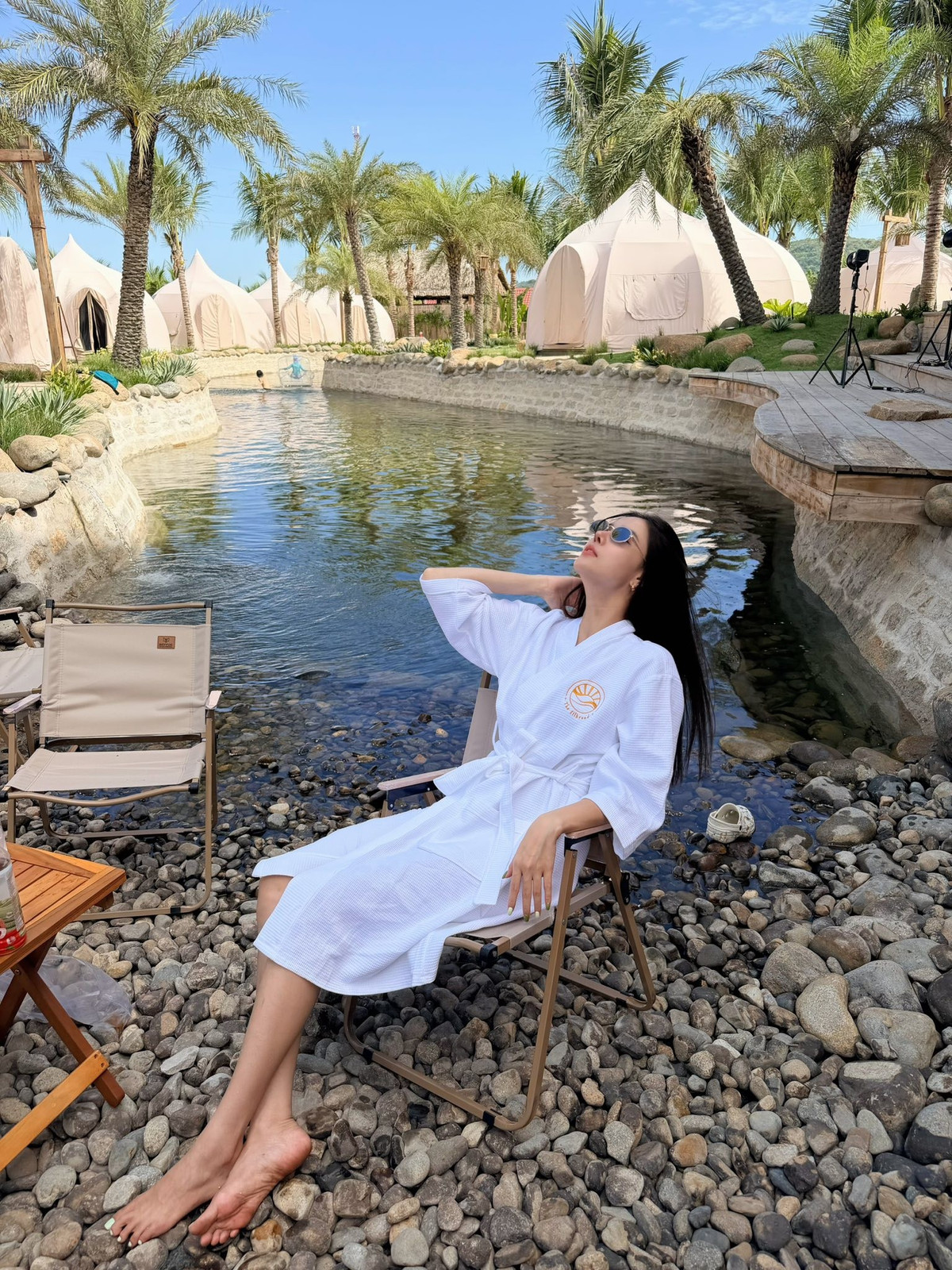 Dù đã trải qua hai lần sinh nở, Kỳ Hân vẫn giữ được vóc dáng vô cùng mảnh mai, săn chắc, đặc biệt là vòng eo "con kiến" không chút mỡ thừa.